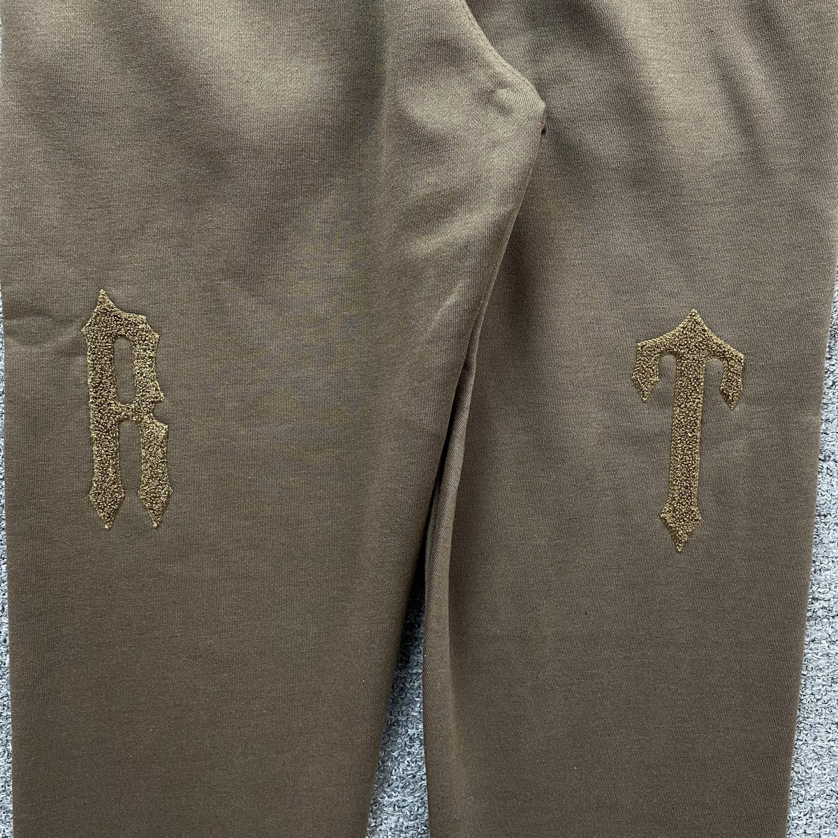 Conjunto Trapstar Irongate Arch Chenille 2.0 Marrón