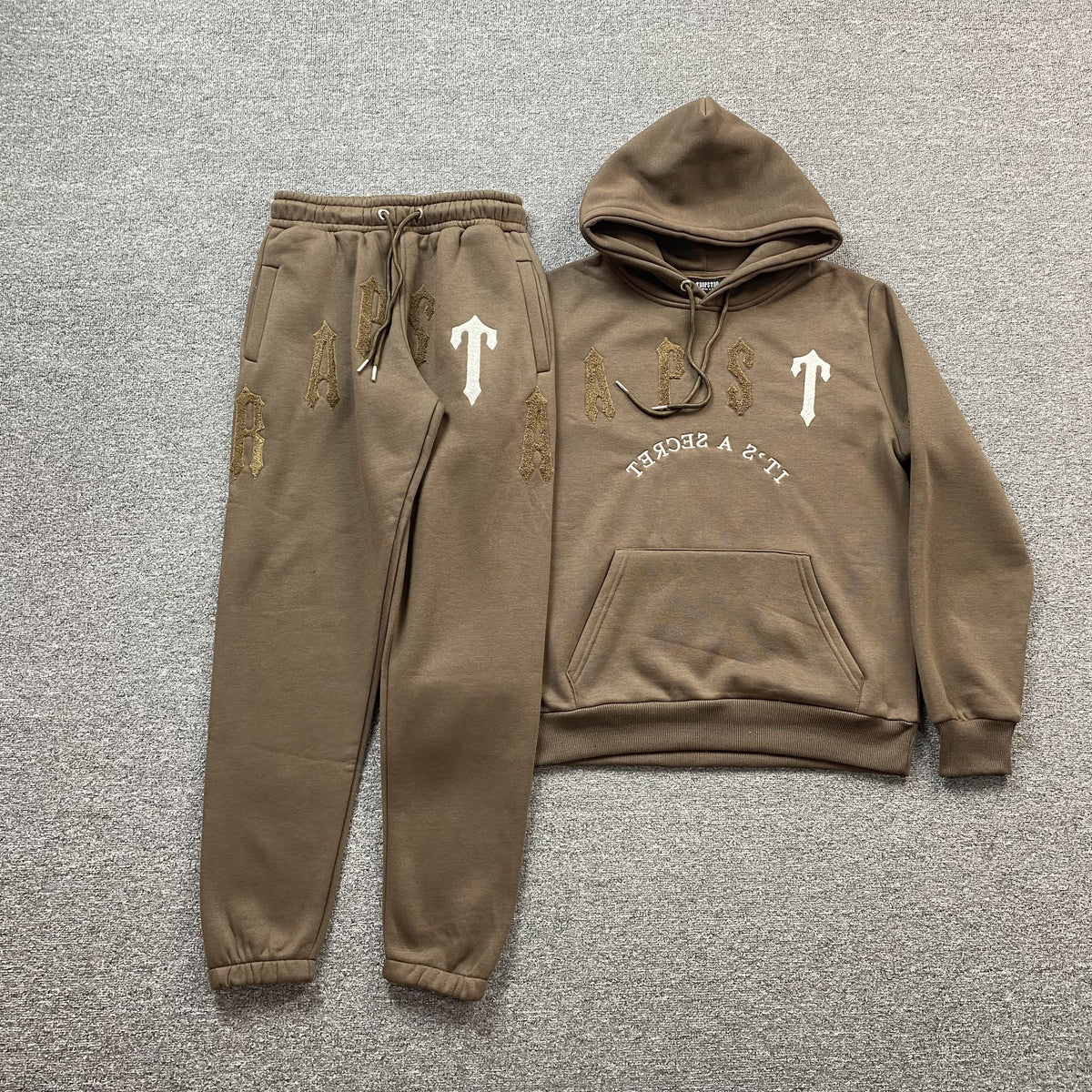 Conjunto Trapstar Irongate Arch Chenille 2.0 Marrón