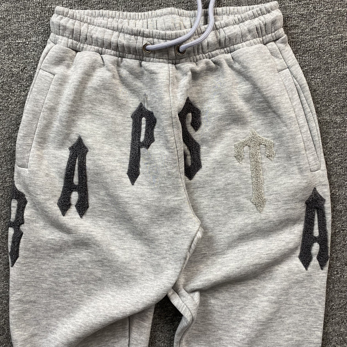 Conjunto Trapstar Irongate Arch Chenille 2.0 Gris