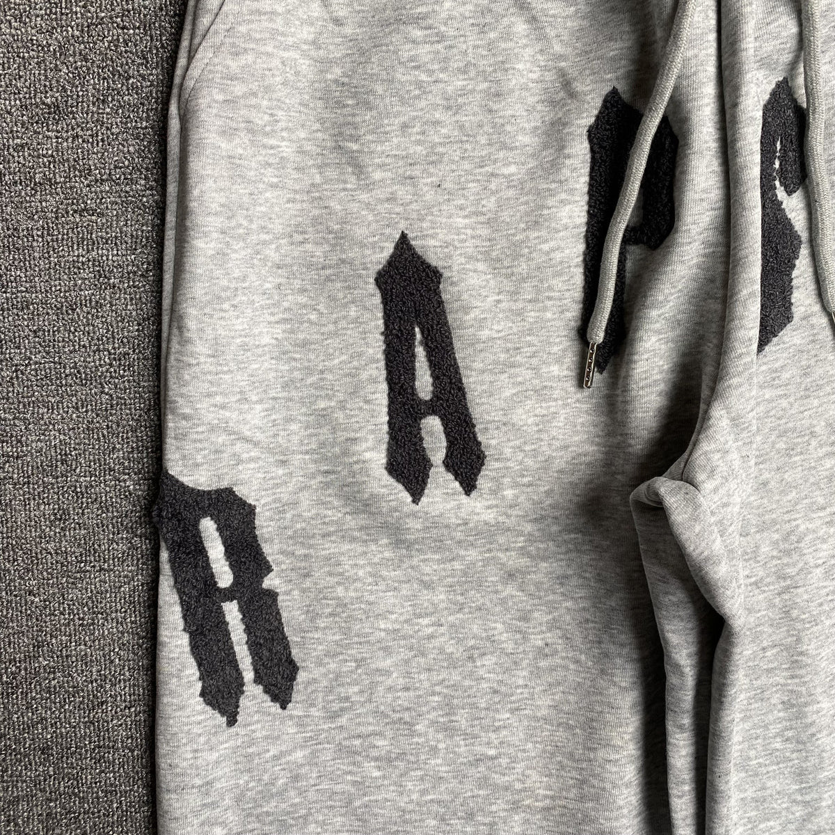 Conjunto Trapstar Irongate Arch Chenille 2.0 Gris