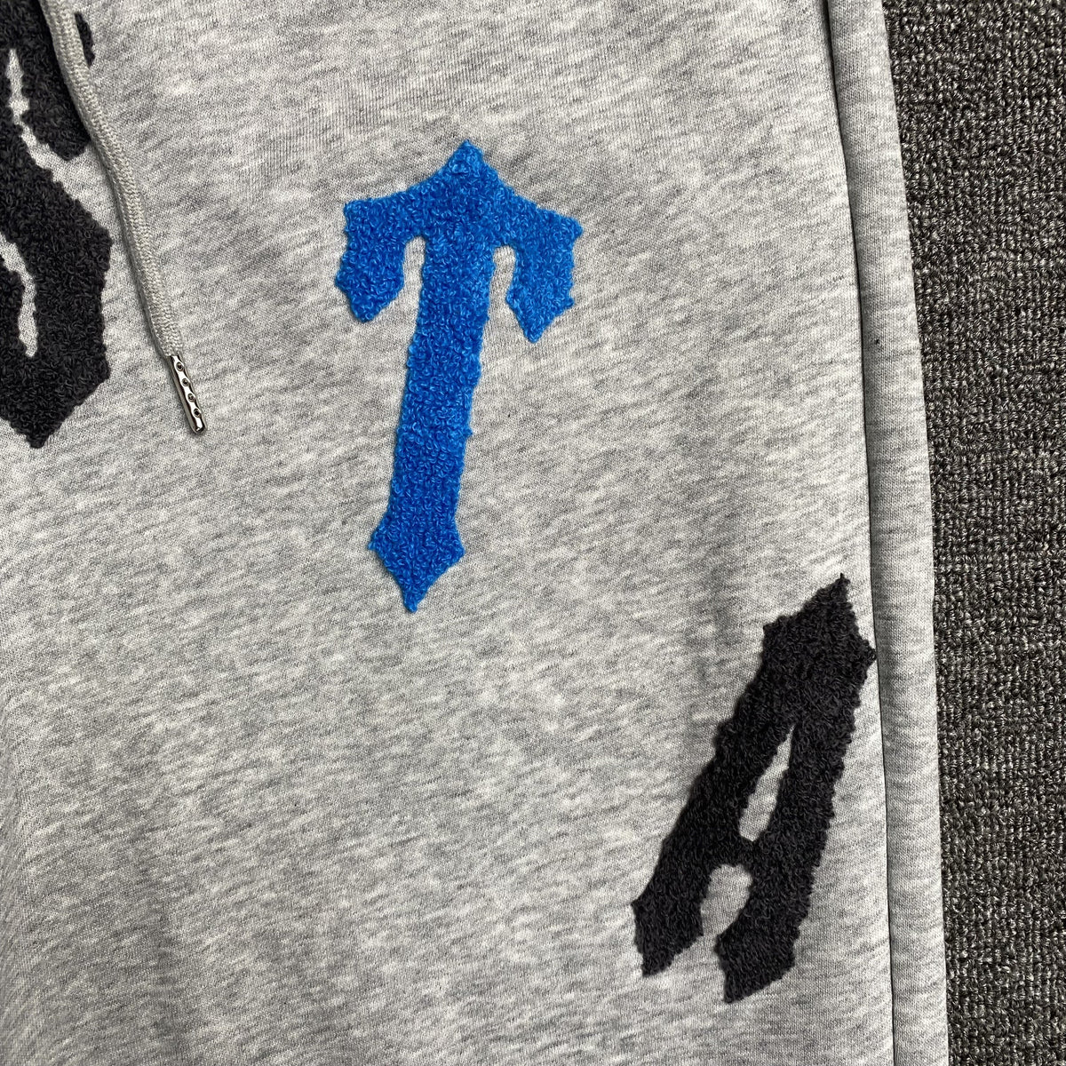 Conjunto Trapstar Irongate Arch Chenille 2.0 Gris
