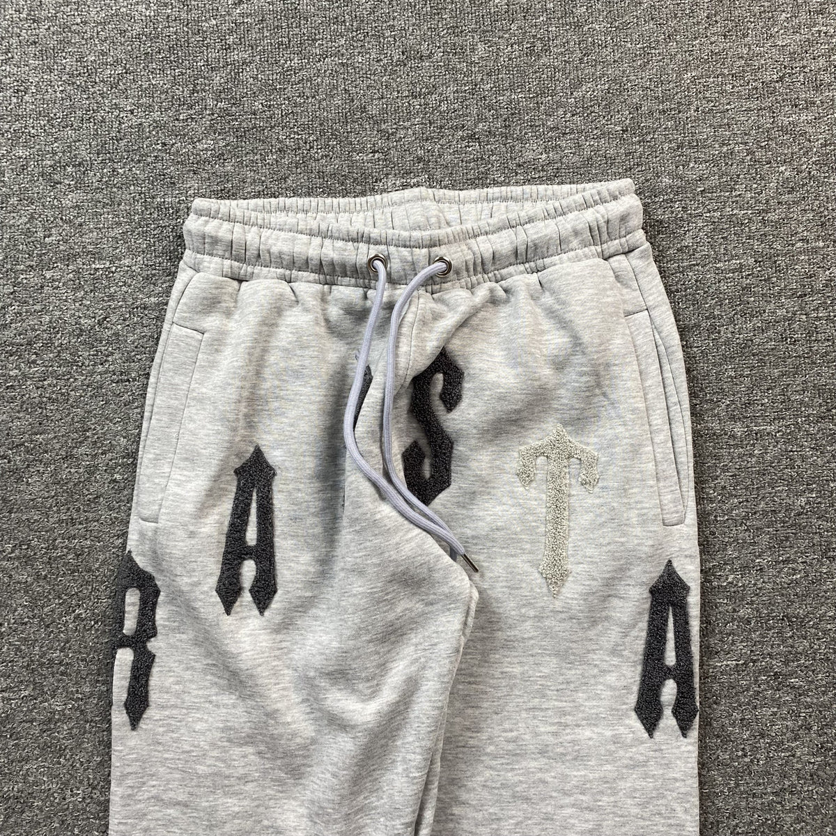 Conjunto Trapstar Irongate Arch Chenille 2.0 Gris