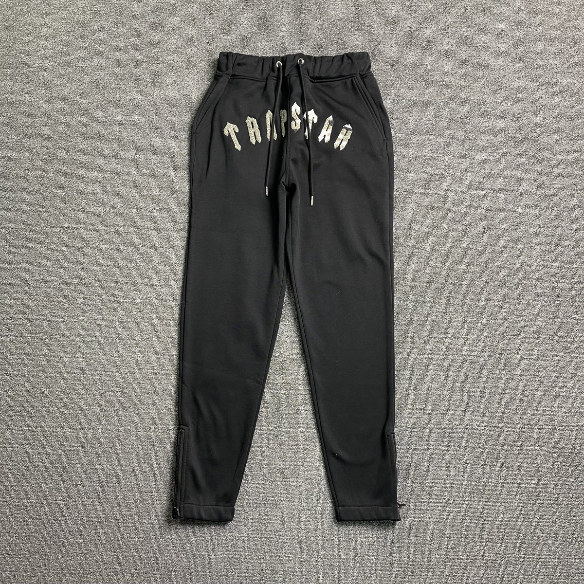 Conjunto Trapstar Irongate Arch Chenille Negro