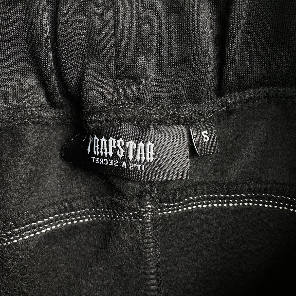 Conjunto Trapstar Irongate Arch Chenille Negro
