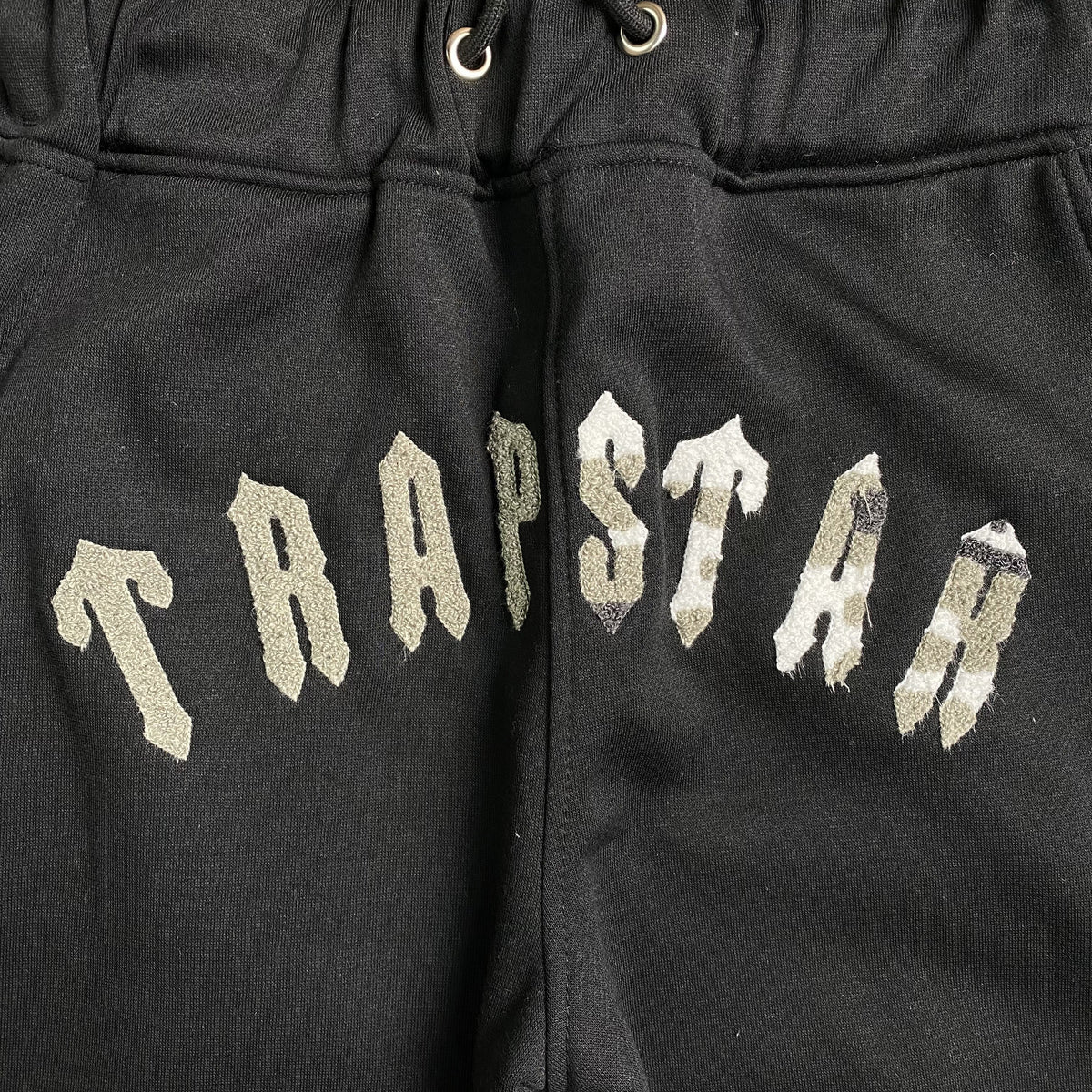 Conjunto Trapstar Irongate Arch Chenille Negro