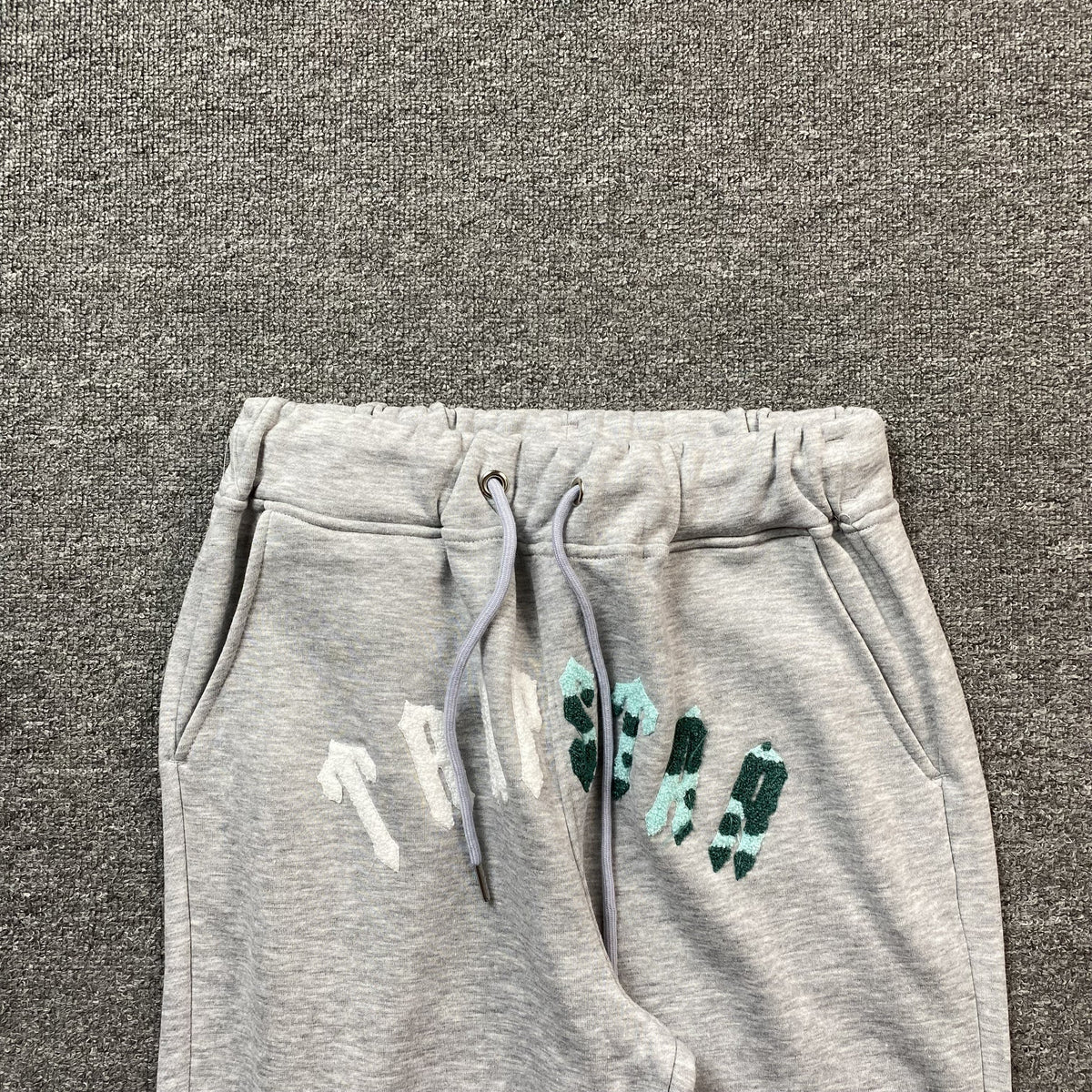 Conjunto Trapstar Irongate Arch Chenille Gris