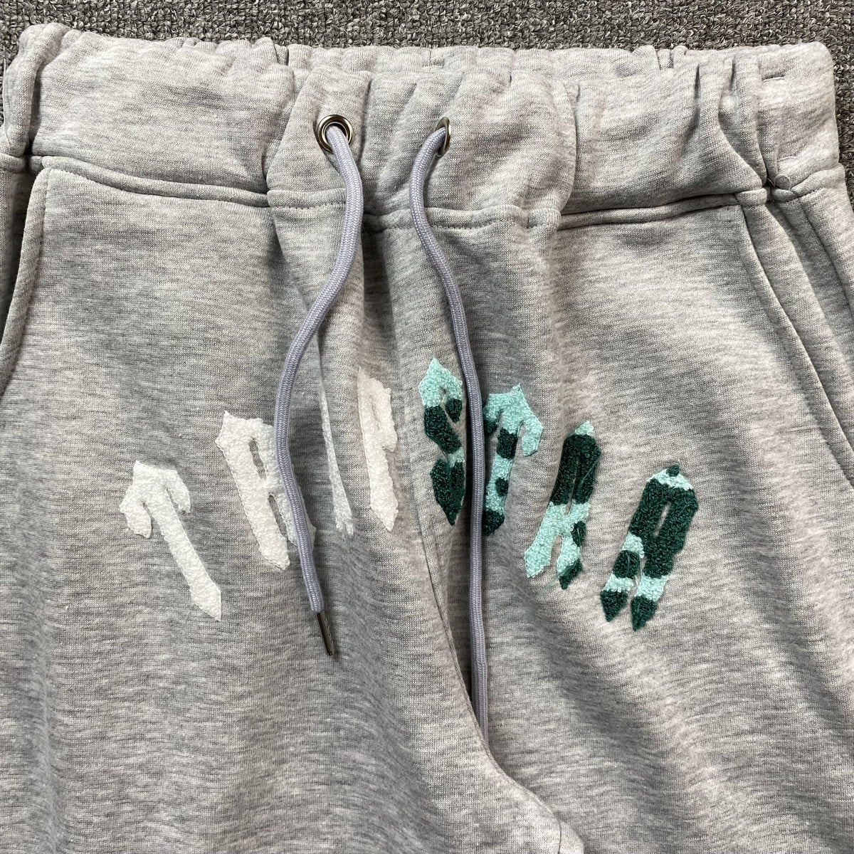 Conjunto Trapstar Irongate Arch Chenille Gris
