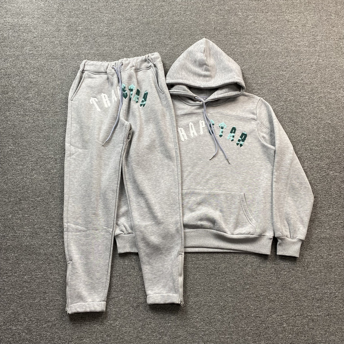 Conjunto Trapstar Irongate Arch Chenille Gris