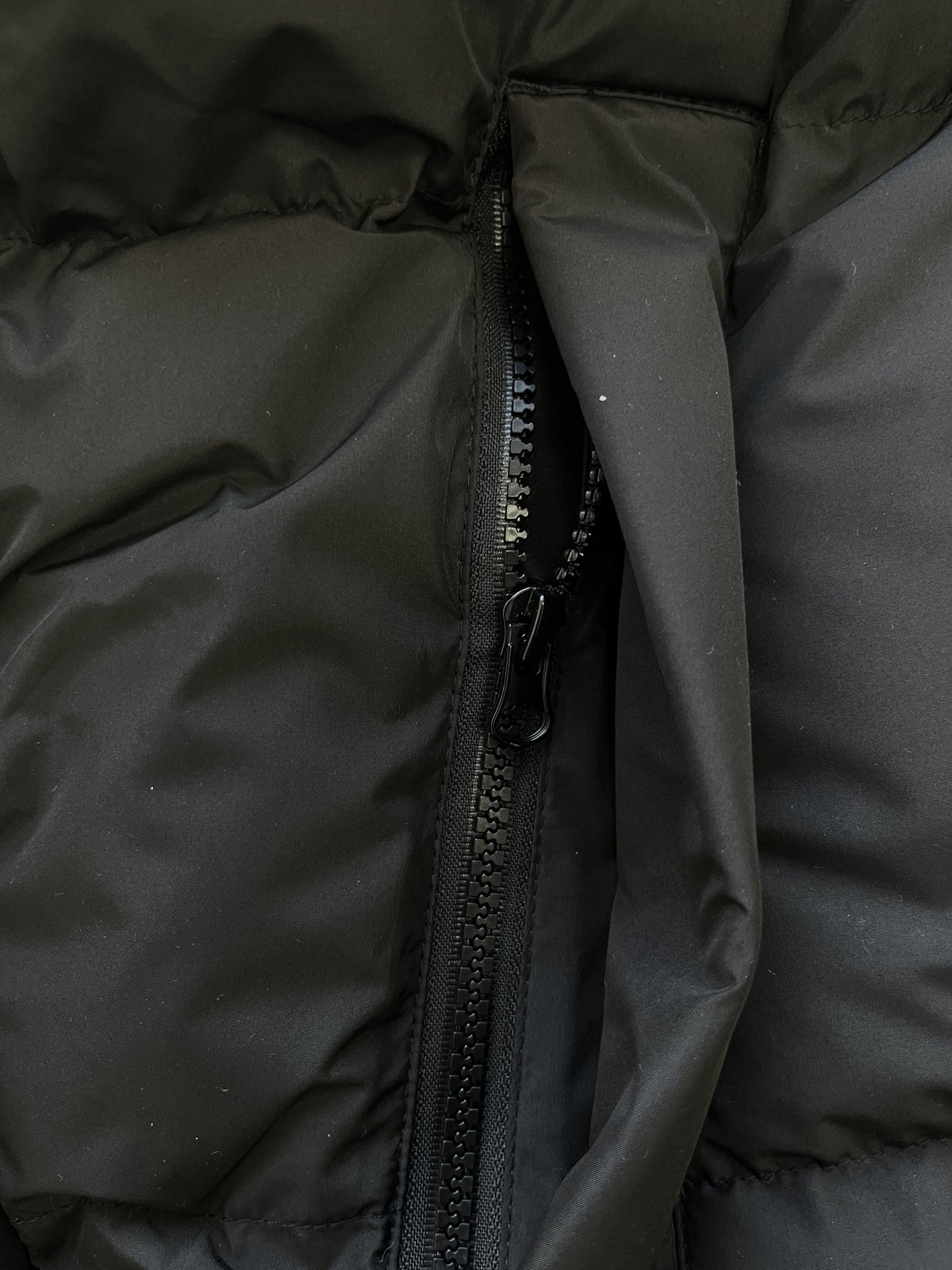 Campera Trapstar Irongate Arch Puffer Negra