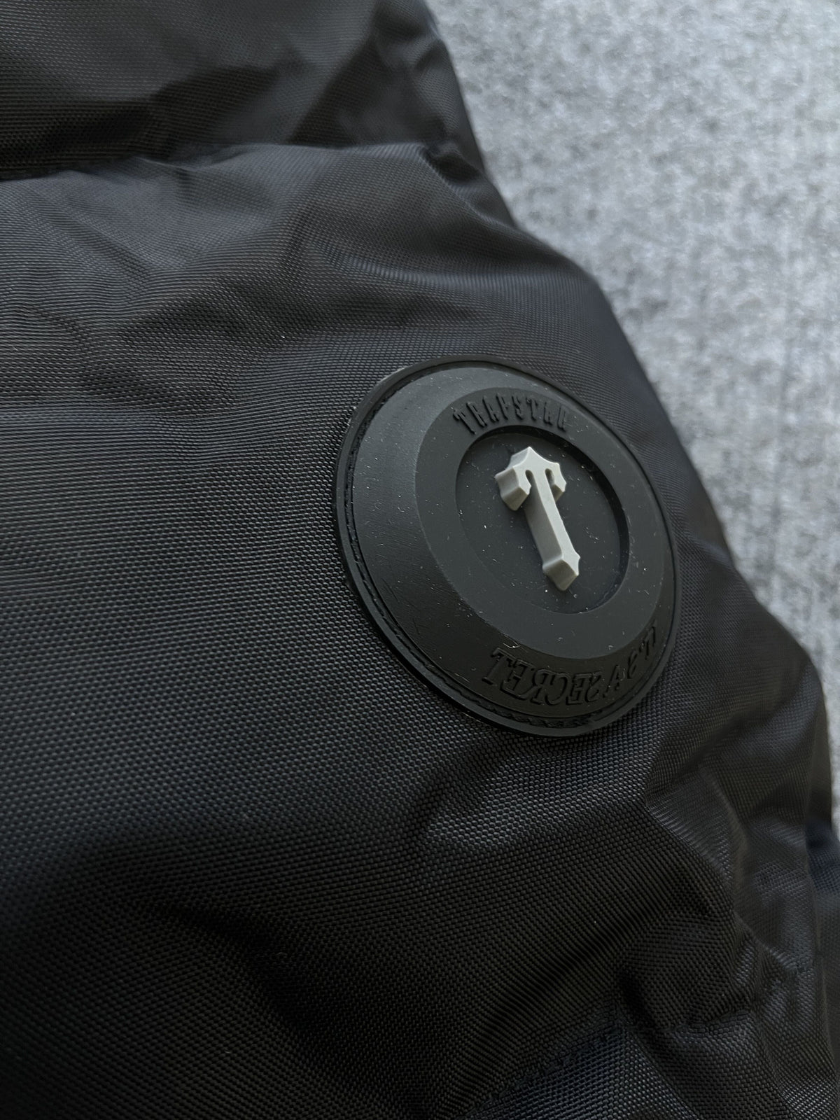 Campera Trapstar Irongate Arch Puffer Negra