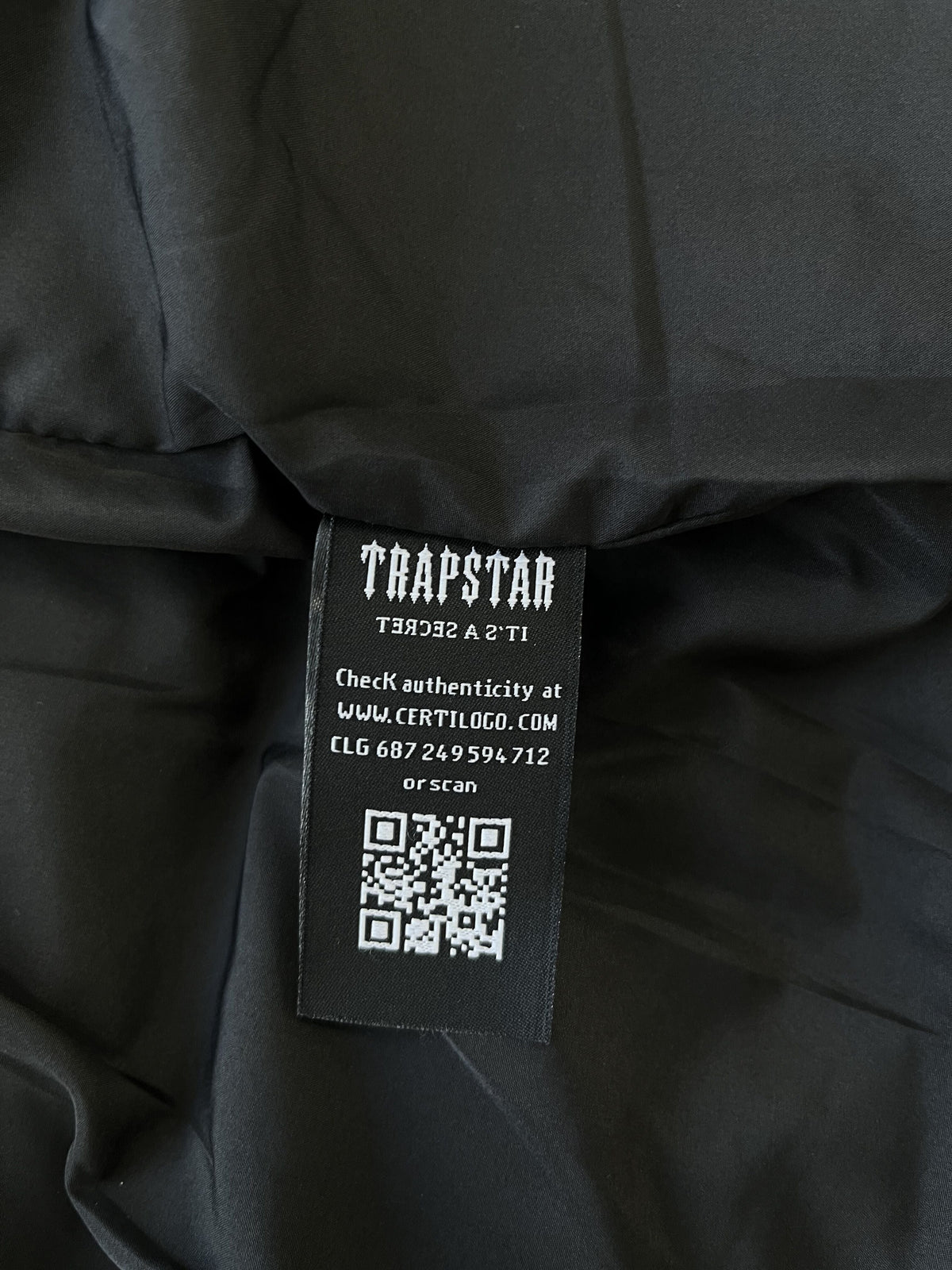 Campera Trapstar Irongate Arch Puffer Negra
