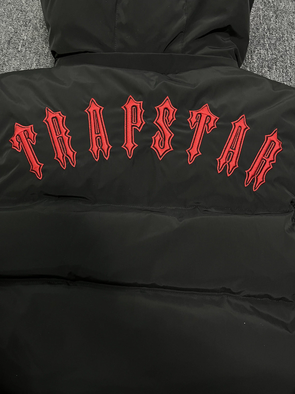 Campera Trapstar Irongate Detachable Hooded Puffer Negra