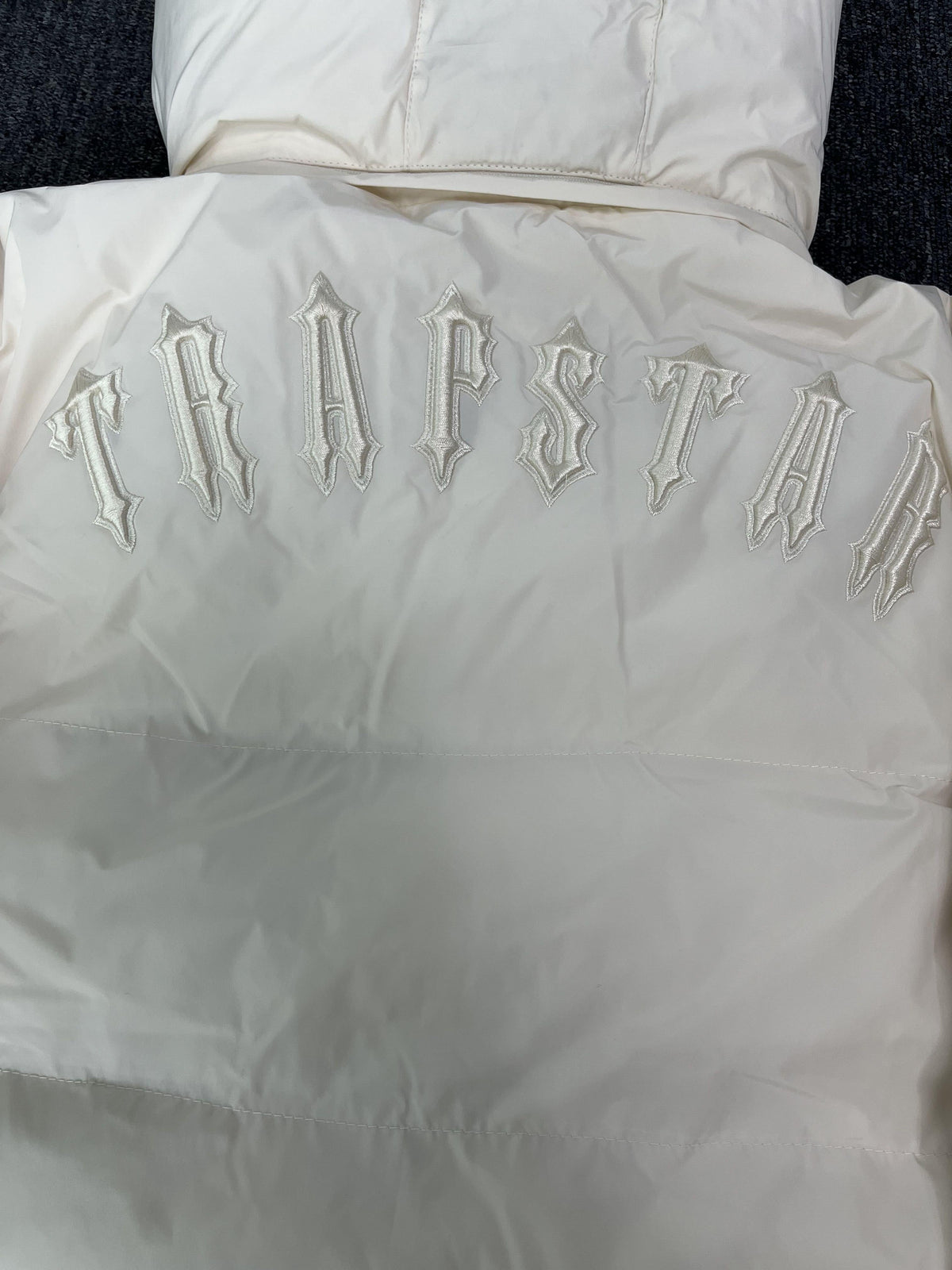 Campera Trapstar Irongate Detachable Hooded Puffer Blanca