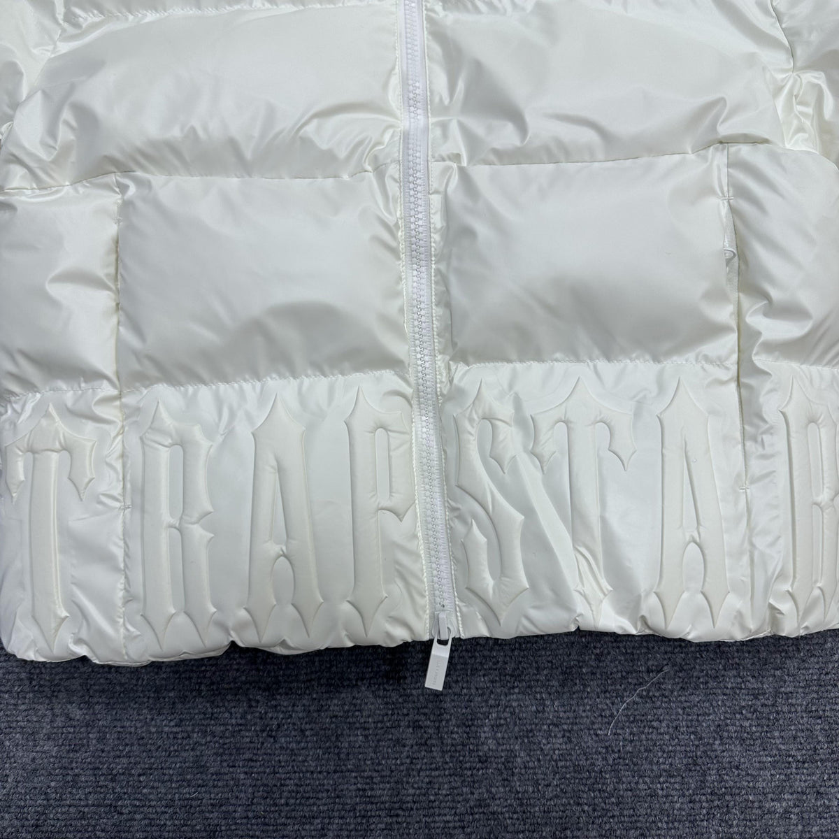 Campera Trapstar Irongate Embossed Puffer Blanca