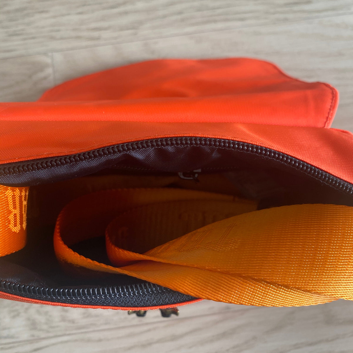 Morral Trapstar Irongate T Crossbody Naranja