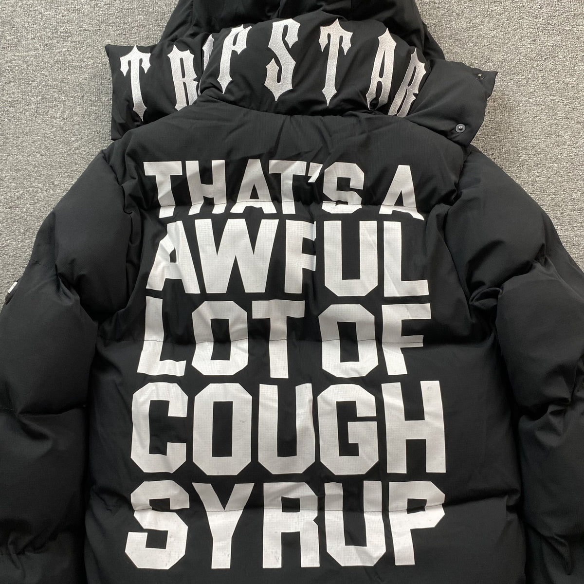 Campera Trapstar X Awful Lot Of Cough Syrup Puffer Negra