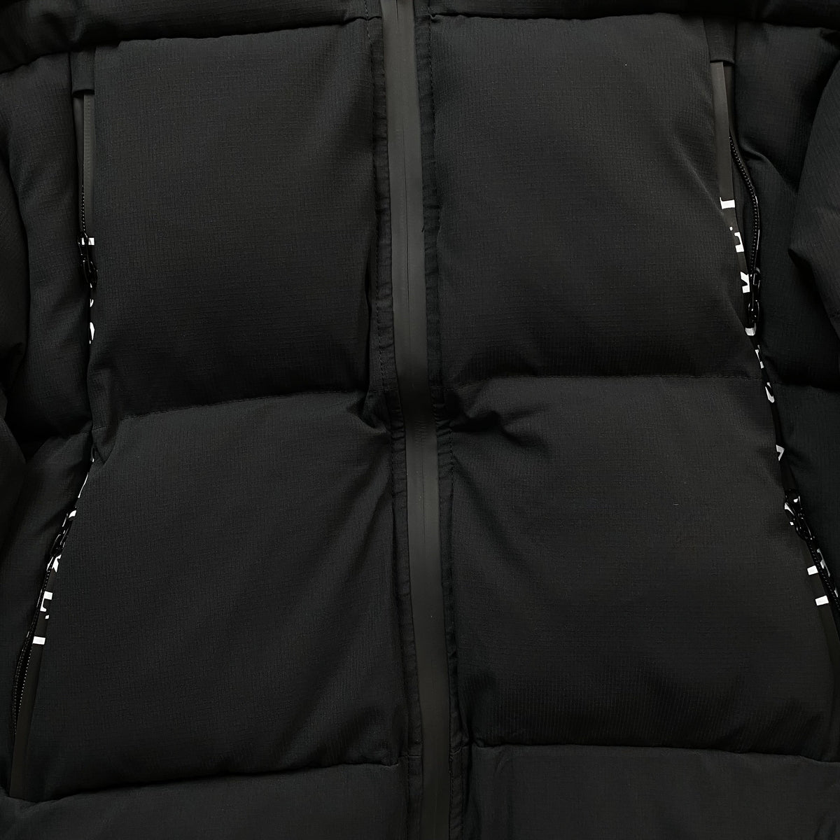 Campera Trapstar X Awful Lot Of Cough Syrup Puffer Negra