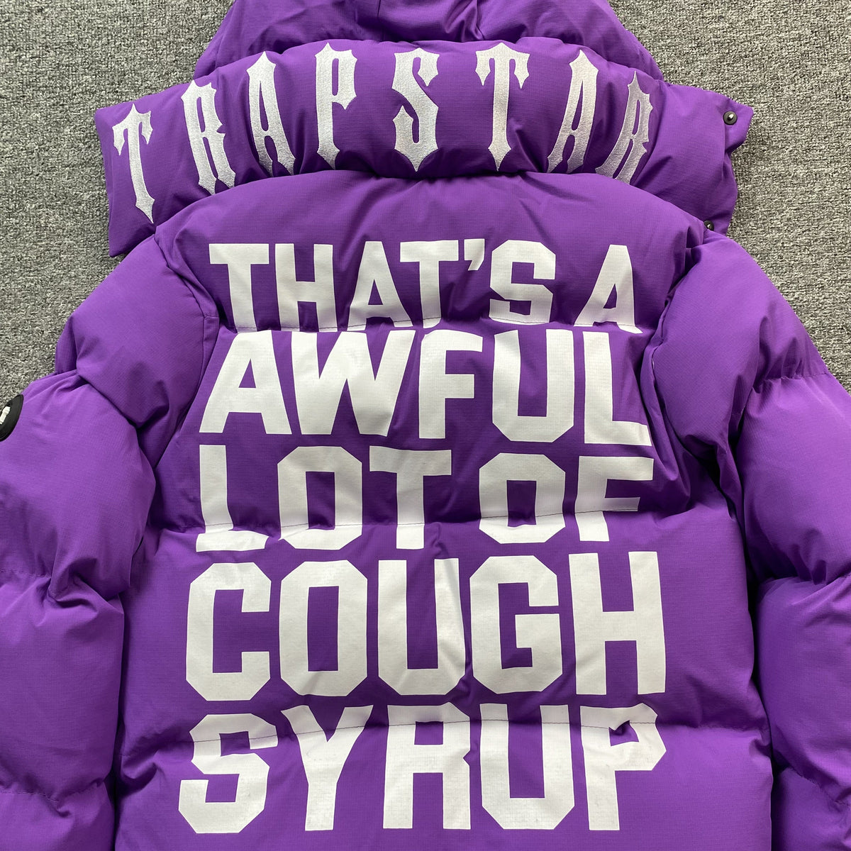 Campera Trapstar X Awful Lot Of Cough Syrup Puffer Violeta