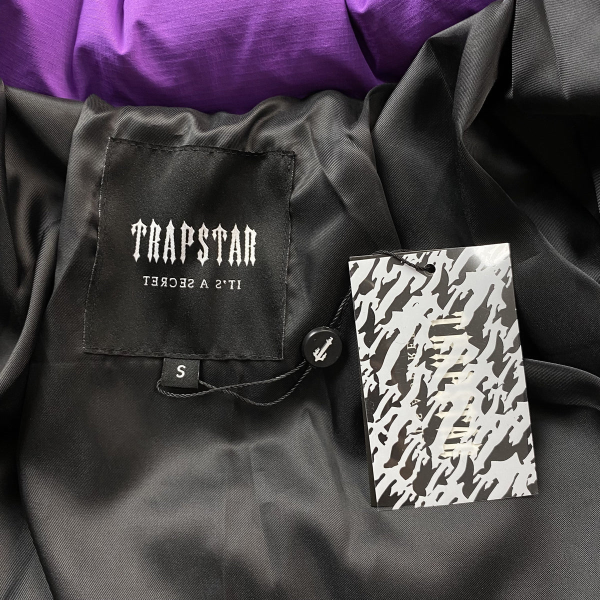 Campera Trapstar X Awful Lot Of Cough Syrup Puffer Violeta